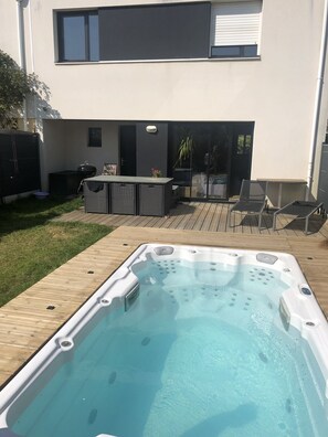 Outdoor spa tub