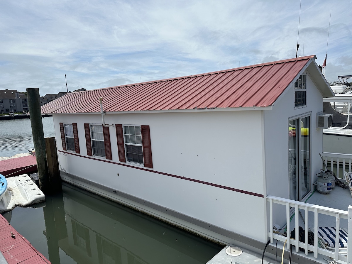 Houseboat in Virginia Beach