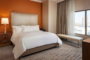 Unit with King size bed. Exact unit will be assigned upon arrival. Views, colors and decor may vary.