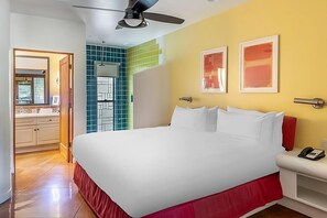 Unit with 1 King size bed. Exact unit will be assigned upon arrival. Views, colors and decor may vary.