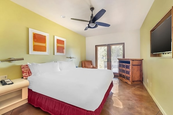 Unit with 1 King size bed. Exact unit will be assigned upon arrival. Views, colors and decor may vary.