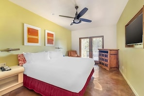 Unit with 1 King size bed. Exact unit will be assigned upon arrival. Views, colors and decor may vary.