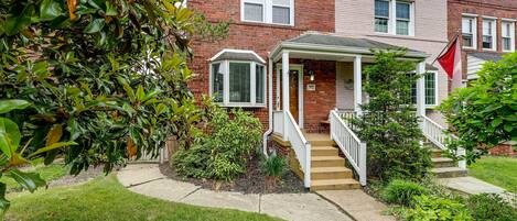 Alexandria Vacation Rental | 2BR | 2BA | Stairs Required | 1,236 Sq Ft