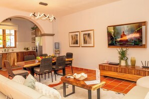 Ceiling fan / AC / WIFI / TV streaming tv