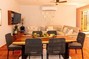 Dining table for 6 / chandelier
AC/ WIFI