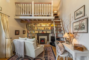 Ground floor: Large entrance hall with library/snug area