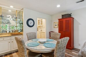 Dining Area with Seating for 4