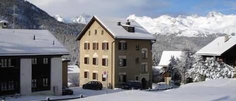 Aussenansicht Winter
Willkommen in der Chesa Nadig, erhöht gelegen, mit freiem Blick auf die Berge, zentral