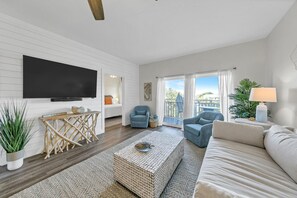 Smart TV, Sonos Speaker, Comfy Furniture