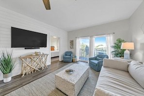 Smart TV, Sonos Speaker, Comfy Furniture