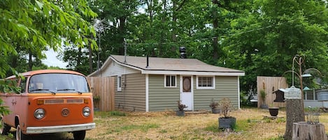 Front Yard , plenty of room for Games  ..