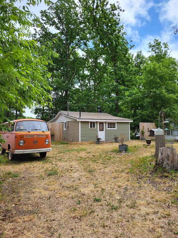 Front Yard , plenty of room for Games ..