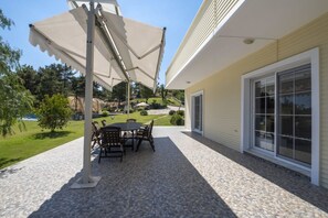 Thanks to its large parasol, you can also use it for breakfast.