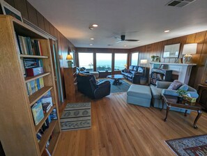 Another view of the common area library. You'll find a lot of good books here.