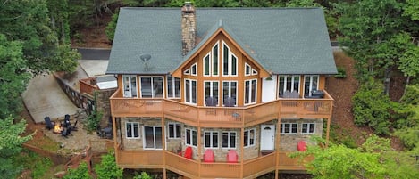 Beautiful, updated cabin, perfect for the the entire family or large groups! 