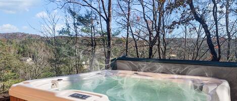 Hot Tub, with Mountain Views, for the ultimate relaxation!