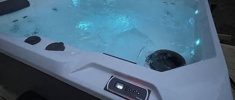 6 people hot tub