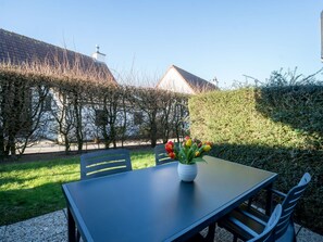 Table, Plante, Meubles, Ciel, Propriété, Chaise, Pot De Fleur, Bâtiment, Fenêtre, Vaisselle