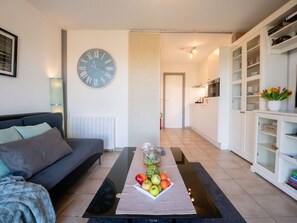 Meubles, Cadre, Canapé, Plante, Design Intérieur, Sol, Sol, Bois, Salon, Table