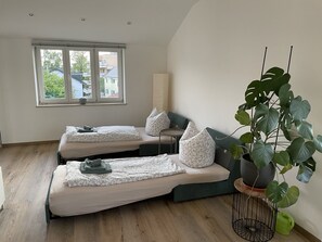 Freundliche Ferienwohnung an der Linde- 4 Personen, 60qm, mit Balkon-Wohnbereich - Schlafmöglichkeit