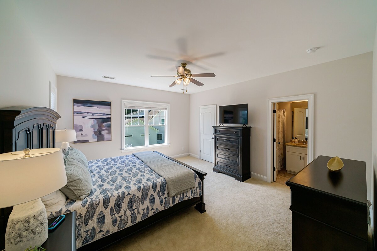 Deep Water Cove – Luxury Lakefront Home with Pool, Private Dock and Beach
