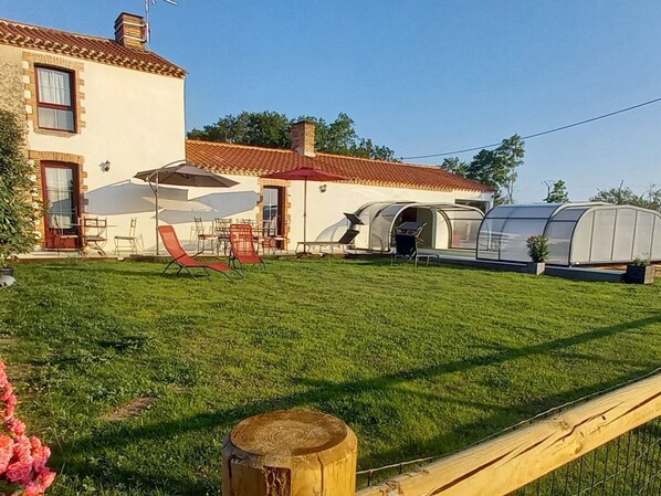 Transats, chaises longues, terrasse, piscine 