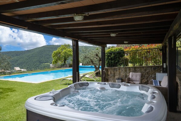 Amenities, Autumn, Building Exterior, Garden, Hot Tub, Spring, Summer