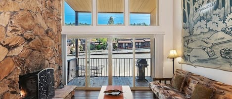 Living room with fireplace, balcony with slopes vies
