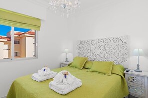 2nd Bedroom with Queen-Bed, TV & Sonos Sound System