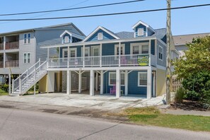Welcome to Trace's Of The Sea located just one block from the beach!