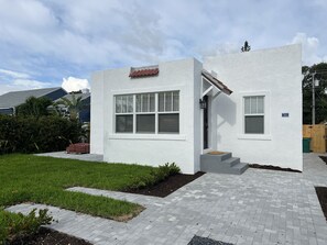 Villa Blanca Historical cottage totally renovated with private garden and BBQ 