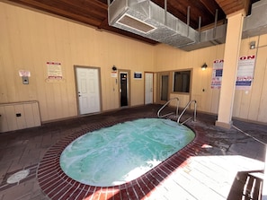 Main hot tub, sauna and changing rooms with showers. Open from 10am to 10pm all year long.