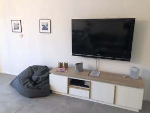 Wohnzimmer Sitzsack, Sideboard, Fernseher