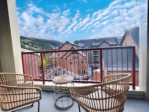 🌇 Enjoy this second patio and take in the fresh mountain air with spectacular views. 🏞️