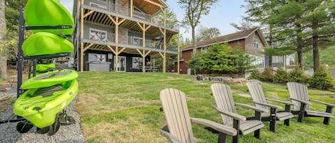 Welcome to Lake Front Livin!
Whether Vacation means hitting the water in a Kayak/Canoe OR relaxing Lakeside, you'll have plenty of choices.