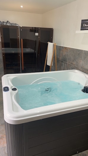 Indoor spa tub