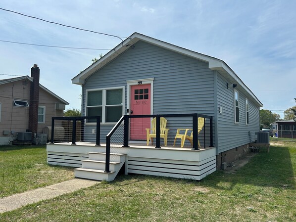 Front porch w/ sitting area 