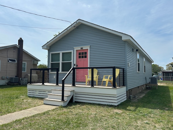 Front porch w/ sitting area