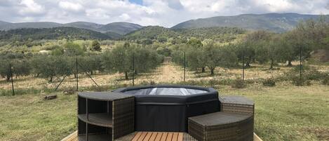 Outdoor spa tub