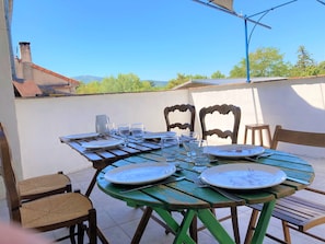 Une belle terrasse au calme pour manger, prendre le café et se reposer