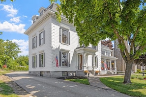 driveway to Busiel House