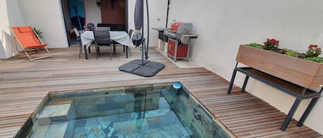 Terrasse de 40 m² avec piscine et  barbecue