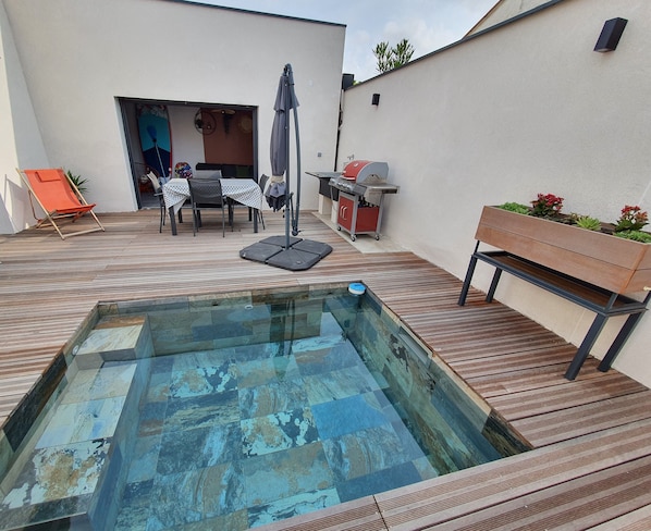 Terrasse de 40 m² avec piscine et  barbecue