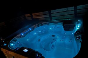 Enjoy our BRAND NEW 6-person hot tub, 43 jets, lounger, and waterfall feature.