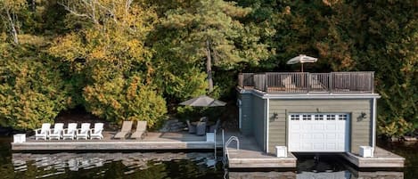 Single slip boathouse
