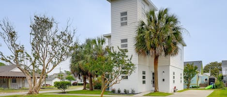 Morehead City Vacation Rental | Studio | 2BA | 1,100 Sq Ft | Stairs Required