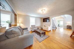 Living Room | Free WiFi | Smart TV