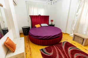 be king and sleep at our round bed