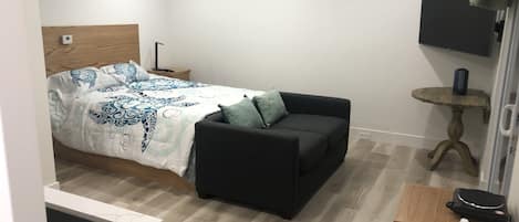 Queen bed with comfy sofa bed