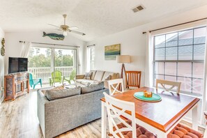 Dining Area | Dishes & Flatware Provided